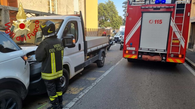Incidente a Cantù tra due auto, un furgone e una moto: ferito il motociclista